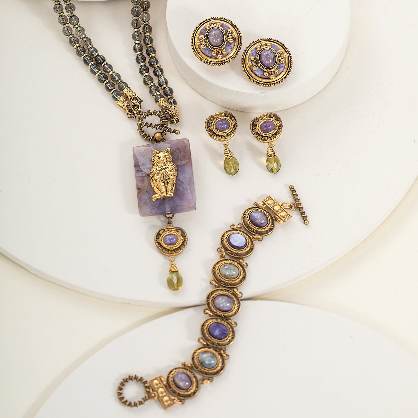 Vintage-Style Luxury in Lilac Cabochon Bracelet